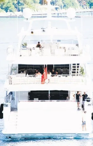 Genç iş adamı Fethi Kamışlı lüks teknesiyle Bodrum'a demirledi