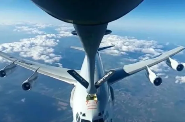 Türk Hava Kuvvetleri'ne ait tanker uçağı tarafından NATO uçağına havada yakıt ikmali