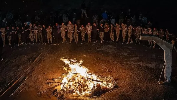 abd-ordusunun-sitesinden-yayinlandi-amerikali-komutanlar-ypgli-teroristlerle-nevruz-halayi-cekti-1679657261435.jpg ABD ordusunun sitesinden yayınlandı: Amerikalı komutanlar YPG'li teröristlerle Nevruz halayı çekti-9