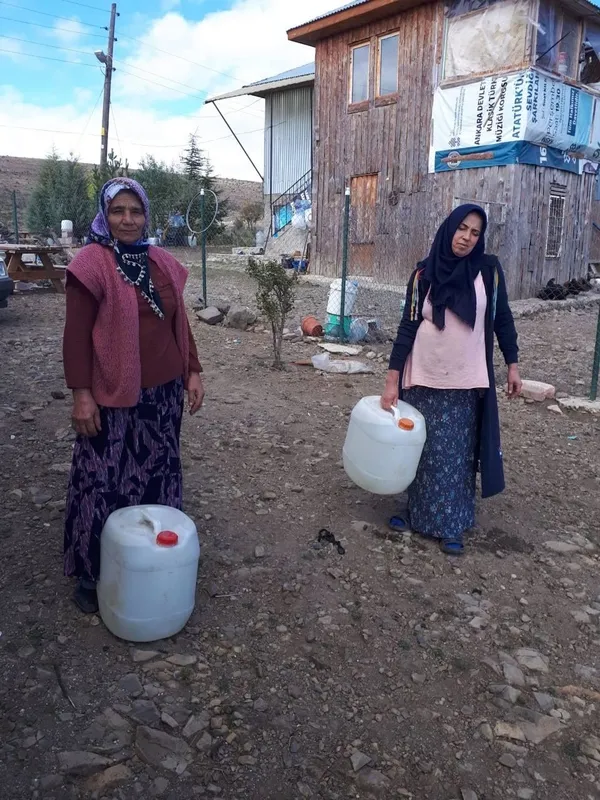 Ankara'da barajın yanında susuzluk çilesi: Su bidonu taşımaktan hepsi fıtık oldu!-5