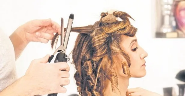 Deniz Akkaya'dan evlere kuaför çağıran sosyetiklere sert tepki: Bu nasıl bir cahillik!