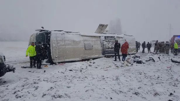 Son dakika: Erzincan'da yolcu otobüsü yan yattı: 46 yolcu yaralandı-1