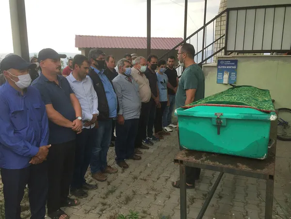 sulama-havuzuna-dusen-25-yasindaki-mustafa-burak-bogularak-oldu-1624226003281.jpg Sulama havuzuna düşen 2,5 yaşındaki Mustafa Burak, boğularak öldü!-3