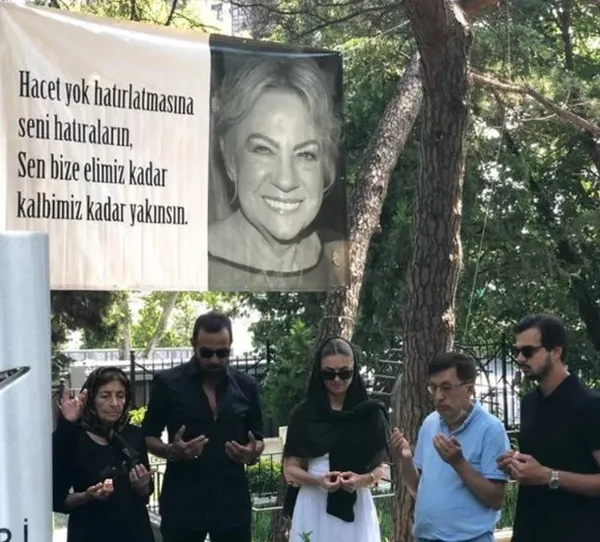 colpan-ilhan-mezari-basinda-anildi-kerem-alisiktan-duygu-yuklu-paylasim-geldi-bir-attila-ilhan-siirinden-cikmi-1658763733356.jpg Çolpan İlhan mezarı başında anıldı! Kerem Alışık’tan duygu yüklü paylaşım geldi! “Bir Attila İlhan şiirinden çıkmıştı sanki...”-2