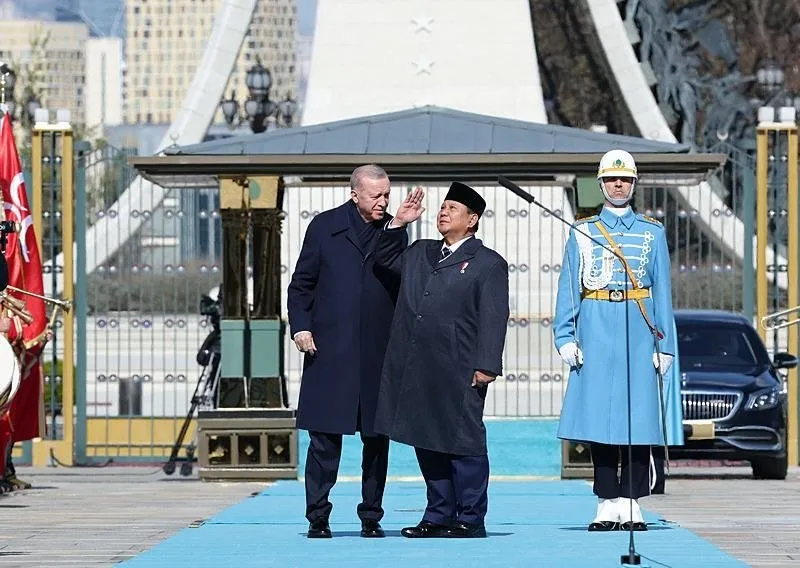 Başkan Recep Tayyip Erdoğan, Endonezya Cumhurbaşkanı Prabowo Subianto'yu Cumhurbaşkanlığı Külliyesi'nde resmi törenle karşıladı. Tören esnasında Türkiye'nin yerli ve milli helikopteri Gökbey, Endonezya ve Türk Bayrağı açarak tur attı. (AA)