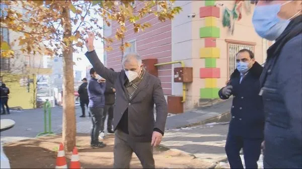 HDPKK'lı milletvekili Erol Katırcıoğlu'ndan skandal hareket! Evlat nöbetindeki ailelere zafer işareti yaptı-3