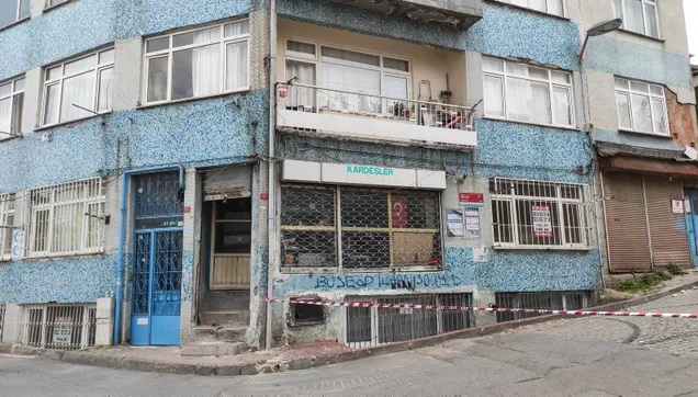 Fatih'te hareketli dakikalar: Kolonları çatlayan 5 katlı bina boşaltıldı
