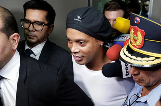 Son dakika haberi... Brezilyalı eski yıldız futbolcu Ronaldinho Paraguay'da tutuklandı!