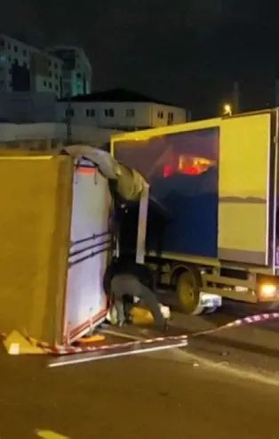 Pendik'te kontrolden çıkan kamyonet kamyona çarptı yan yattı
