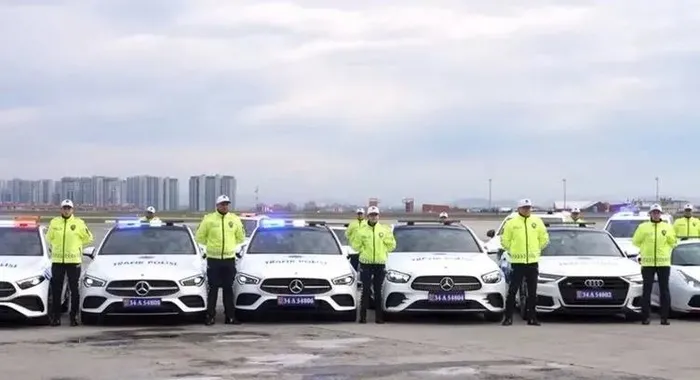 icisleri-bakani-ali-yerlikaya-duyurdu-operasyonlar-sonucu-ele-gecirilen-23-luks-arac-artik-cetenin-degil-emniy-1703575900301.jpeg İçişleri Bakanı Ali Yerlikaya duyurdu: Operasyonlar sonucu ele geçirilen 23 lüks araç artık çetenin değil emniyetin-3