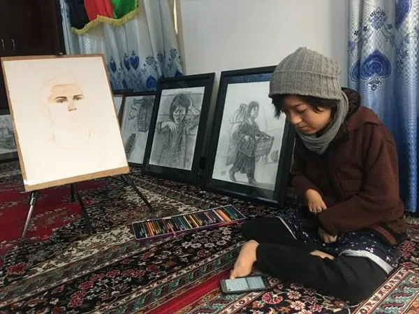 El ve ayakları felçli Afgan kızdan anlamlı resim-1