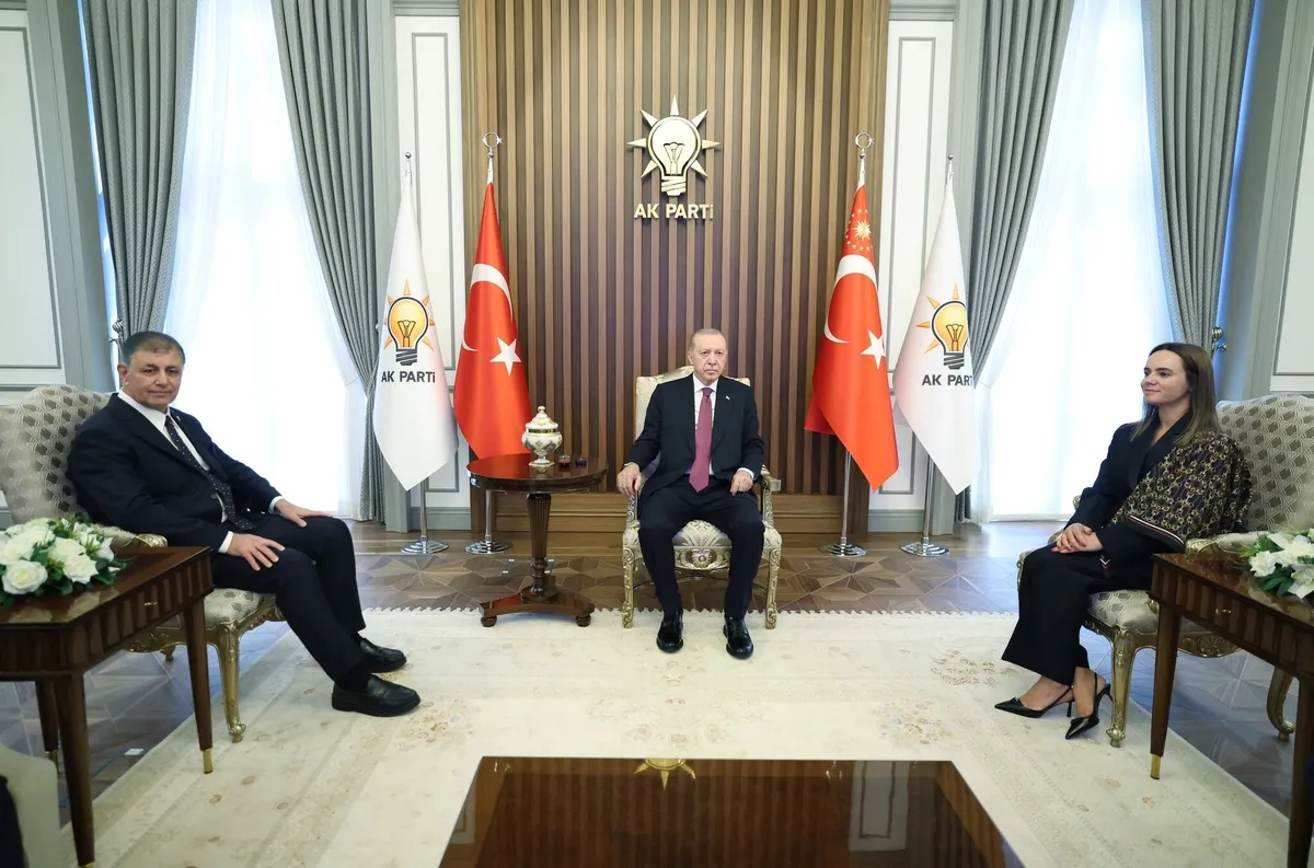 Başkan ve AK Parti Genel Başkanı Recep Tayyip Erdoğan, partisine katılan İzmir Büyükşehir Belediye Başkanı Cemil Tugay'ı kabul etti. Görüşmede, Cemil Tugay'ın eşi Öznur Tugay da yer aldı. (Foto: AA)