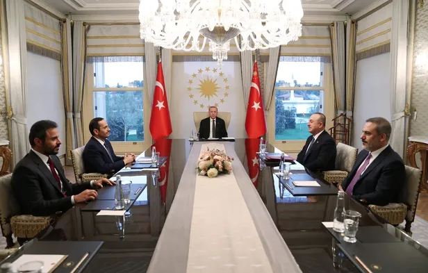 baskan-erdogan-katar-disisleri-bakani-muhammed-bin-abdurrahman-al-saniyi-kabul-etti-1642173803927.jpg Başkan Erdoğan Katar Dışişleri Bakanı Muhammed Bin Abdurrahman Al Sani'yi kabul etti-1