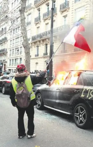 Sarı yelekliler Paris sokaklarında milyon dolarlık arabaları yaktı