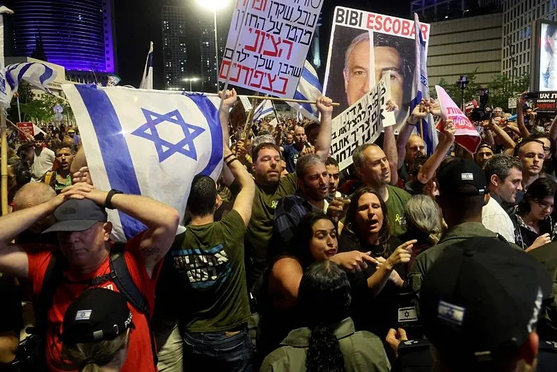 Tel Aviv'de ortalık karıştı! Esir takası anlaşması ve Netanyahu'nun istifası talebiyle binlerce İsrailli sokaklara indi-8