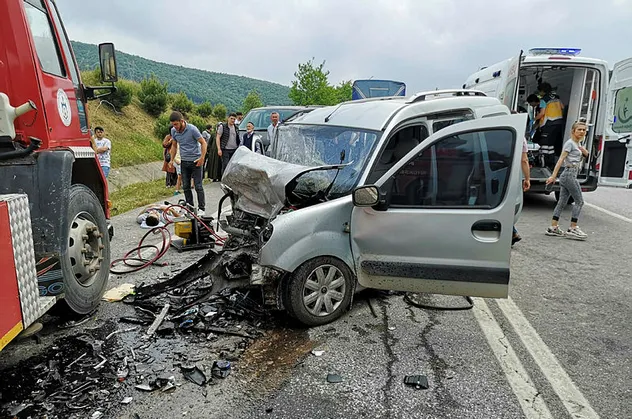 Kocaeli'de korkunç kaza! 2 ölü, 4 yaralı