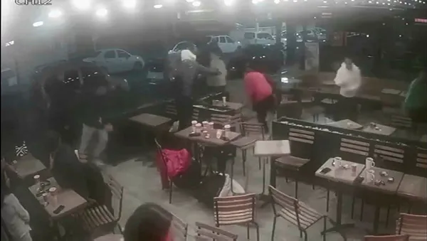1641540784330.jpg Beylikdüzü'nde sandalyelerin havada uçuştuğu kavga kameralarda!-2