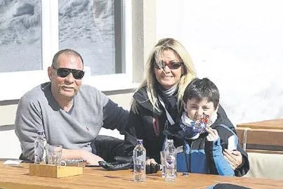 Cemiyet hayatının gözde çiftlerinden Pınar ile İlhan Sabancı, dün soluğu Uludağ'da aldı-2