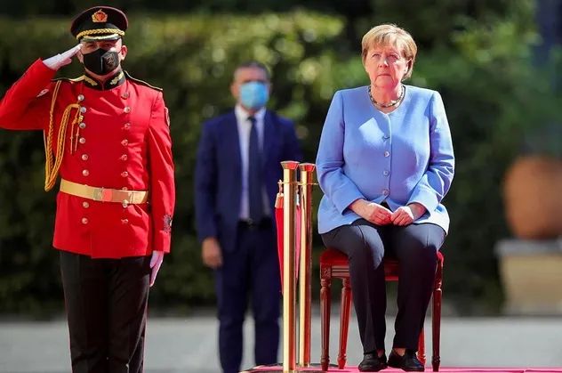 Almanya Başbakanı Angela Merkel Arnavutluk’taki resmi törene oturarak katıldı