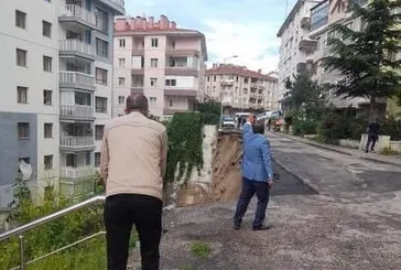 Ankara’da yeni onarılan yol çöktü!
