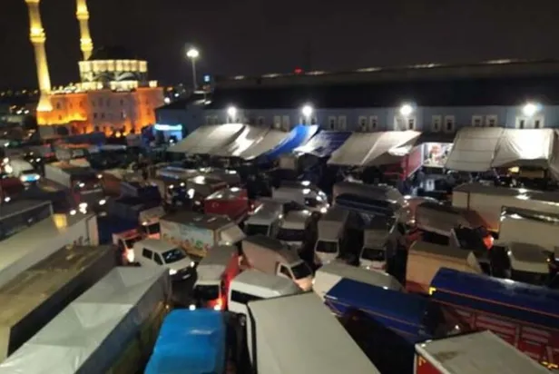 Bayrampaşa sebze halinde yoğunluk! Sokağa çıkma yasağı sona erdiği gibi akın ettiler!-3