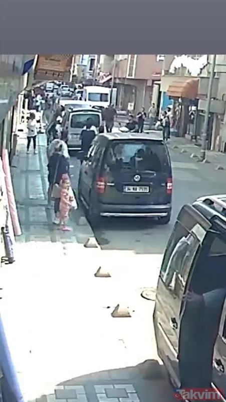 Mucize kurtuluş kamerada! Zeytinburnu'nda 3. kattan düşen 2 yaşındaki çocuğu çevre esnafı hava takaladı - 9