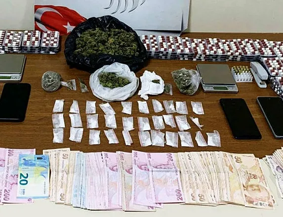 İzmir’de uyuşturucu operasyonu: 3 gözaltı