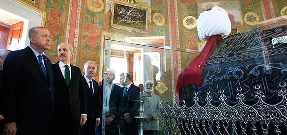 Cumhurbaşkanı Recep Tayyip Erdoğan, restorasyonu tamamlanan Fatih Sultan Mehmet'in, Fatih Camisi avlusundaki türbesinin açılışını gerçekleştirdi