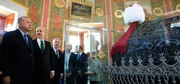 Cumhurbaşkanı Recep Tayyip Erdoğan, restorasyonu tamamlanan Fatih Sultan Mehmet’in, Fatih Camisi avlusundaki türbesinin açılışını gerçekleştirdi