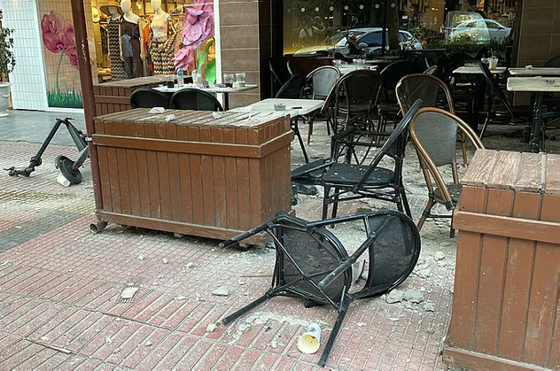 Adana'da görünmez kaza! Kafede otururken hastanelik oldular