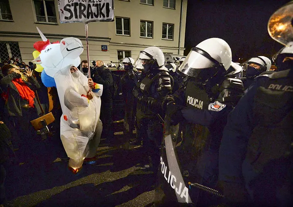 polonyada-halk-kurtaj-yasagina-karsi-sokaga-dokuldu-1604132065632.jpg