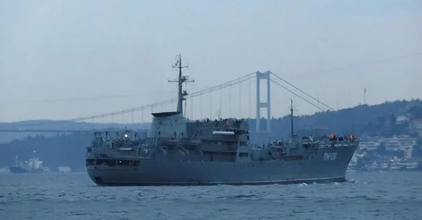 Rus Donanması’na ait ’PM-138’ borda numaralı savaş gemisi İstanbul Boğazı’ndan geçti