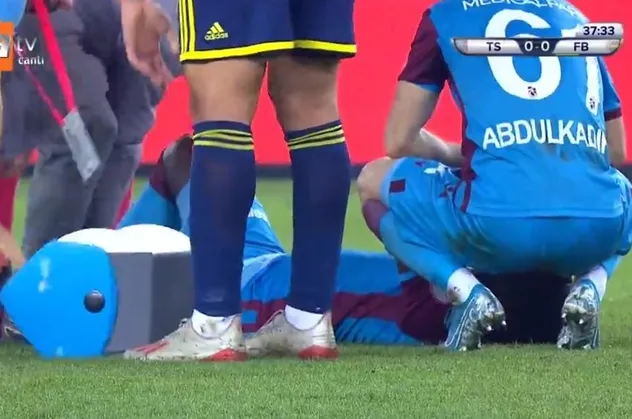 Son dakika: Trabzonspor'da Badou Ndiaye sakatlanarak oyundan çıktı