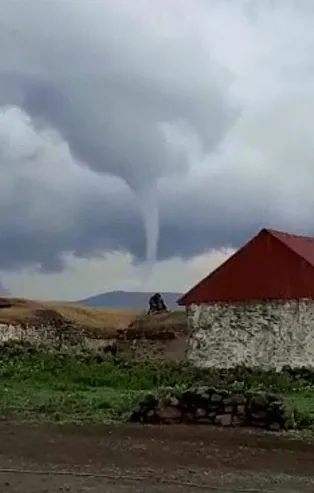 Hortum çatıları uçurdu! O anlar kamerada