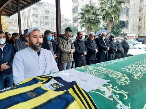 hali-sahada-kalp-krizi-gecirdi-olum-anlari-kamerada-1637416050738.jpg Halı sahada kalp krizi geçirdi! Arkadaşları yardım etti ama...-4