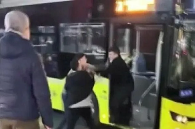 Otomobil sürücüsüyle İETT şoförünün yol verme kavgası kamerada