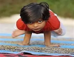6 yaşında yoga öğretmeni...