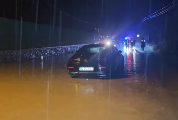 Sağanak yağış İstanbul'u esir aldı!