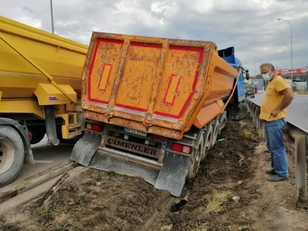 cekmekoyde-makas-atan-otomobile-carpmamak-icin-direksiyonu-kiran-hafriyat-kamyonu-surucusu-refuje-cikti-1621406854896.jpg