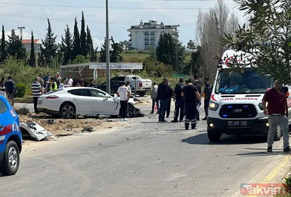 Antalya'da feci kaza: Otel servisi otomobille çarpışarak devrildi - 6