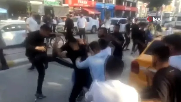 Van'ın en işlek caddesinde bir kadının fotoğrafının çekildiği iddiası ortalığı karıştırdı! Tekme, tokat, yumruk...-5