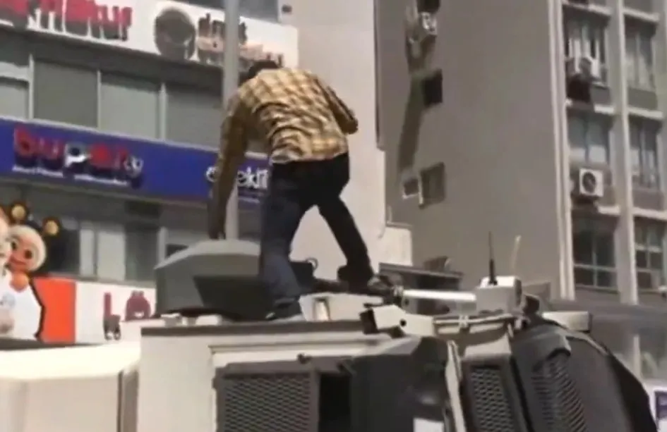 izmirde-izinsiz-miting-inadi-provokasyona-donustu-tomaya-saldiran-vandala-gozalti-1779798940538.jpeg İzmir’de izinsiz miting inadı provokasyona dönüştü | TOMA’ya saldıran vandala gözaltı | Özel'in meydan boş kaldı-4