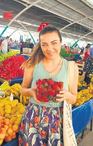 Burcu Kara çilekle poz verdi