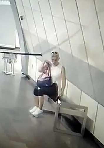 Mecidiyeköy metro istasyonunda kadın hırsız bankta unutulan telefonu böyle çaldı!-3