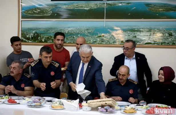Binali Yıldırım itfaiyecilerle sahur yaptı