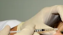 20 yıldır botox yaptıran ile doğal yaşlanan 38 yaşındaki ikiz arasındaki güzellik farkı
