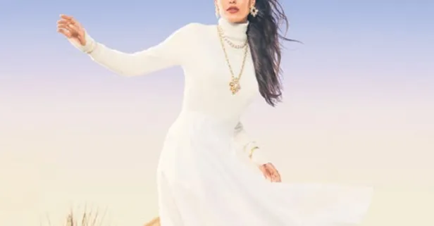 Dilan Çiçek Deniz yeni sezon ürünlerini tanıtırken altın ışıkta pozlar verdi!