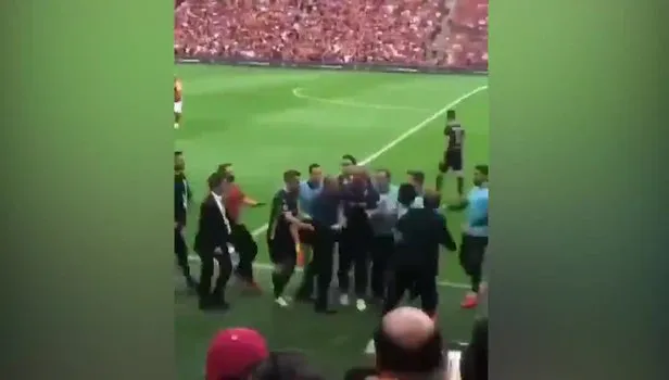 Fatih Terim ile Robinho arasındaki kavga kameralara böyle yansıdı