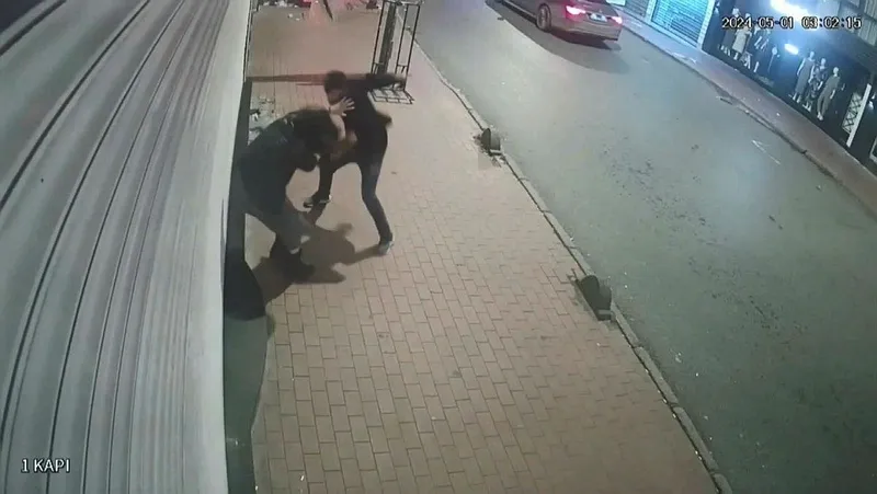 fatihte-kadina-tekme-yumruk-ve-kafayla-gasp-saldirgan-tutuklandi-1714829500589.jpeg
