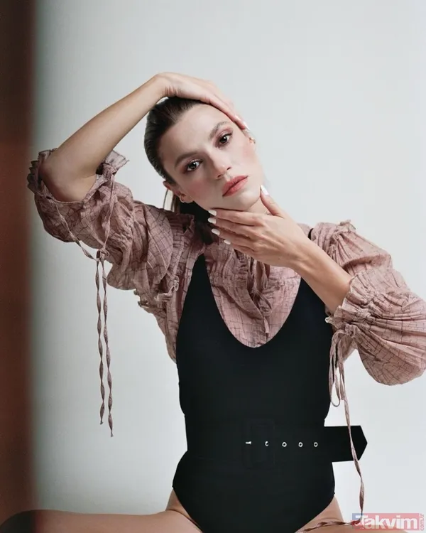 Arka Sokaklar’ın Zeliş’iydi... Yüsra Geyik dekoltede sınır tanımadı! Mini elbisesi ile öyle bir yürüdü ki! Mankenlere meydan okudu - 13